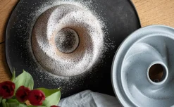 Waschbär Gugelhupfbäcker aus glasierter Keramik. Hot