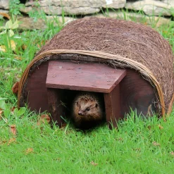 Waschbär Igelhaus mit Tunnelzugang. New