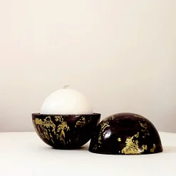 Waschbär Kleine Kugel-Duftkerze Tonkaholz. Sale