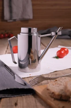 Waschbär Ölkanne aus Edelstahl, silber.