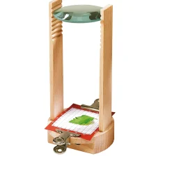 Waschbär Mikroskop aus Holz für Kinder.