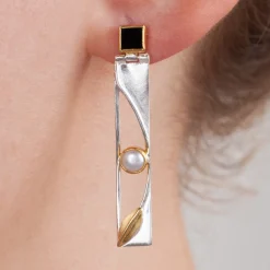 Waschbär Ohrstecker »Art déco« mit Onyx und Perle. New