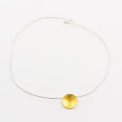 Waschbär Runder Kettenanhänger mit Blattgold. New