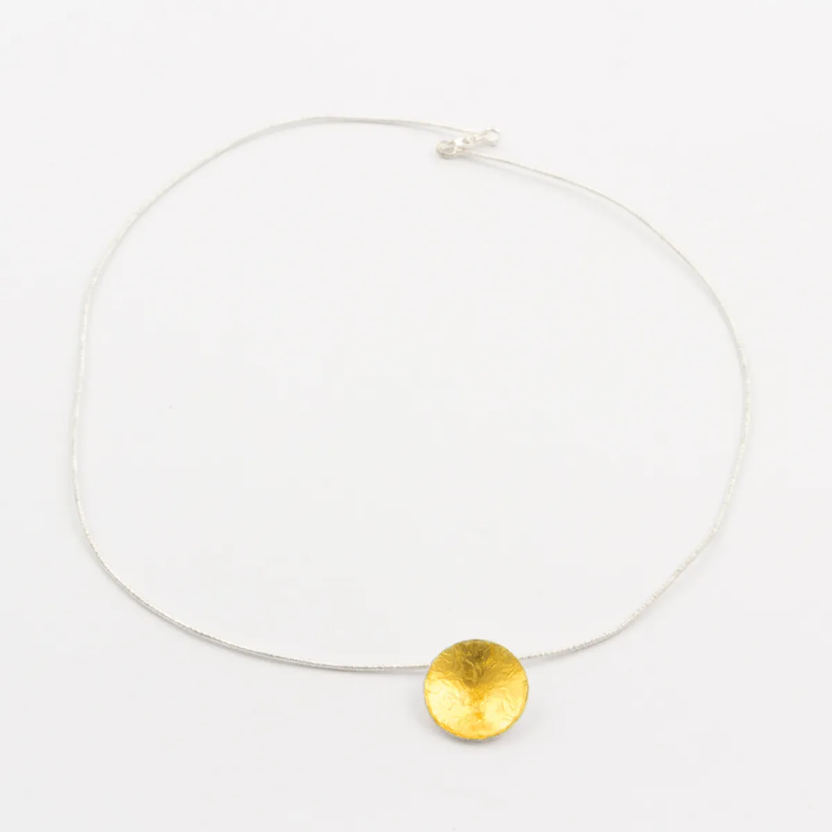 Waschbär Runder Kettenanhänger mit Blattgold. New