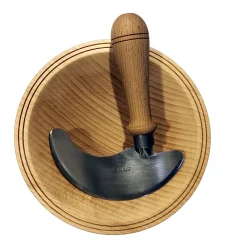 Waschbär Schweizer Kräutermesser mit Holzschale.